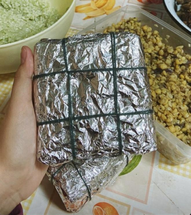 Du học sinh Việt gói bánh chưng bằng giấy bạc đón Tết-3