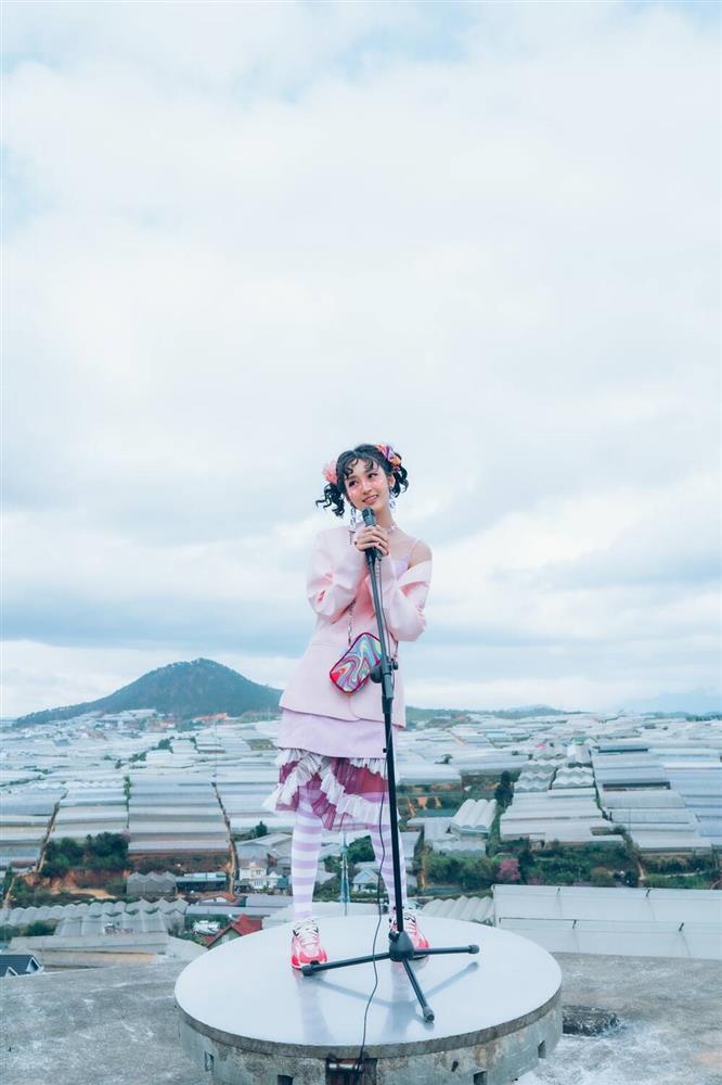 Phí Phương Anh bị cà khịa tan tành dưới MV mới của Juky San-1