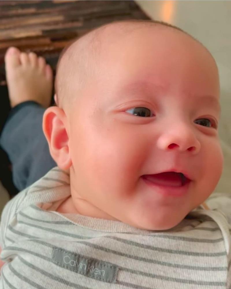 Zoom cận mặt Lisa nhà Hà Hồ: Ai nấy trầm trồ truyền nhân nhan sắc-3