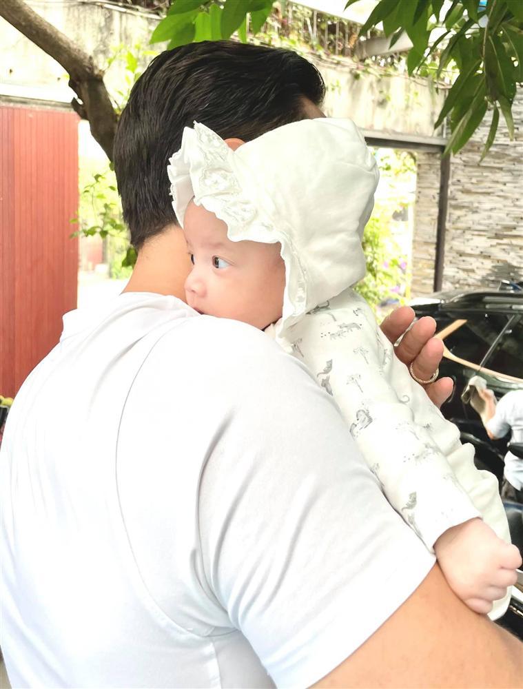 Zoom cận mặt Lisa nhà Hà Hồ: Ai nấy trầm trồ truyền nhân nhan sắc-11