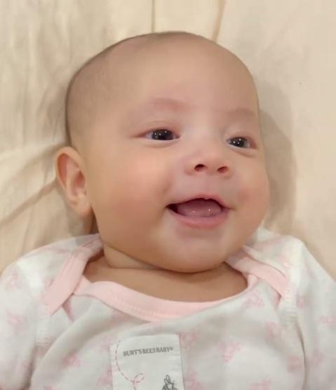 Zoom cận mặt Lisa nhà Hà Hồ: Ai nấy trầm trồ truyền nhân nhan sắc-6