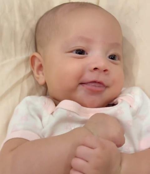 Zoom cận mặt Lisa nhà Hà Hồ: Ai nấy trầm trồ truyền nhân nhan sắc-5