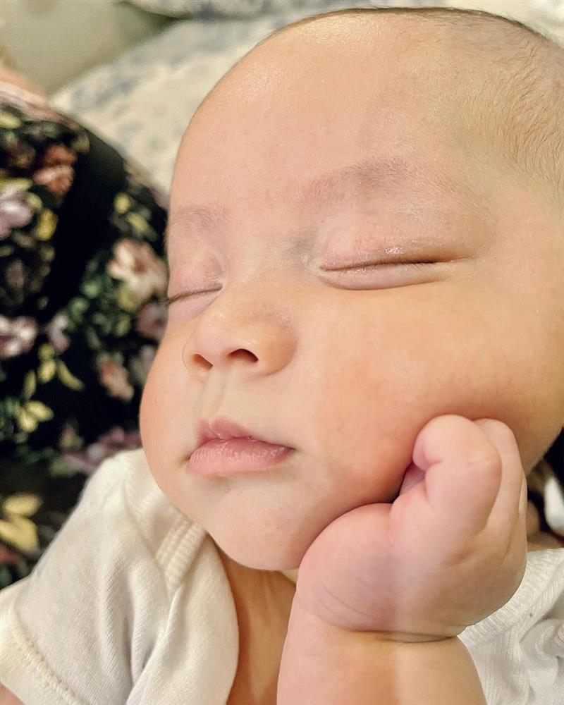 Zoom cận mặt Lisa nhà Hà Hồ: Ai nấy trầm trồ truyền nhân nhan sắc-8