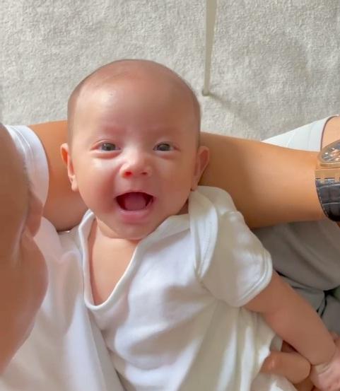 Zoom cận mặt Lisa nhà Hà Hồ: Ai nấy trầm trồ truyền nhân nhan sắc-9