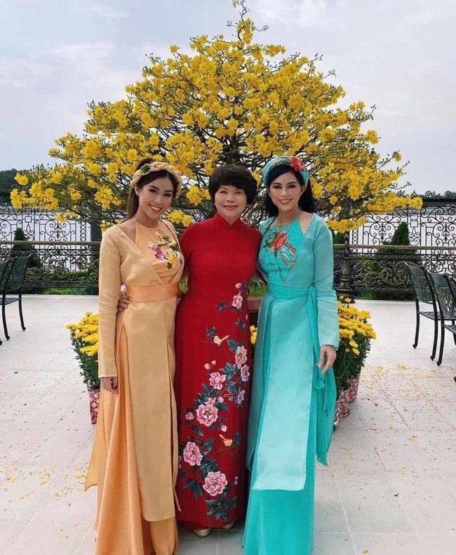 Mẹ chồng Hà Tăng hack tuổi khi diện áo tứ thân cùng con gái Tiên Nguyễn-2