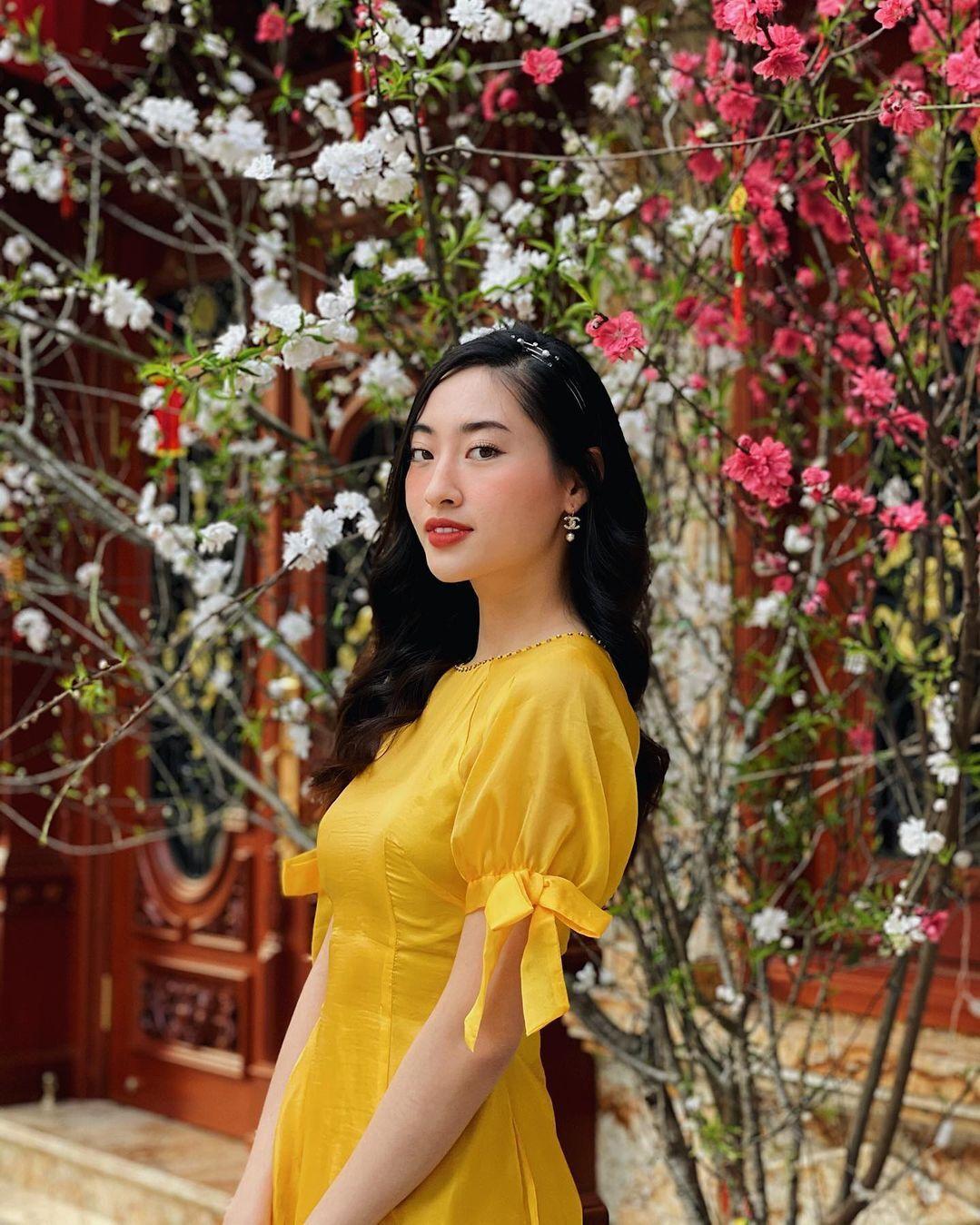 Mái tóc của Lương Thùy Linh được uốn sóng nước bồng bềnh. Hoa hậu sinh năm 2000 cũng chọn bờm tóc mảnh đính kết đơn giản để giúp mái tóc thêm điệu đà.