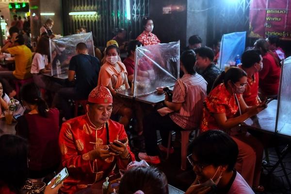 Một quán ăn tại khu Chinatown ở Bangkok sử dụng các biện pháp phòng ngừa dịch bệnh lây lan. Ảnh: Getty Images.