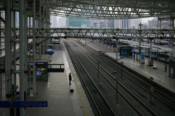 Một hành khách đứng đợi tàu tại nhà ga ở Seoul, Hàn Quốc. Ảnh: Getty Images.