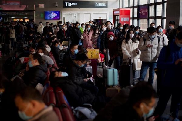 Hành khách xếp hàng chờ ở nhà ga tại Bắc Kinh hôm 10/2. Ảnh: Getty Images.