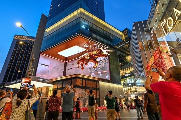 Du khách chụp ảnh trước một trung tâm mua sắm ở Kuala Lumpur, Malaysia. Ảnh: Getty Images.