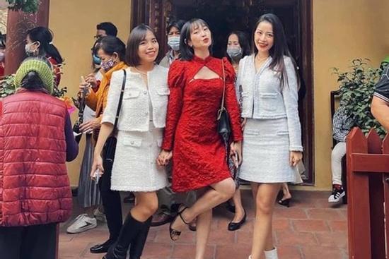 Chi Pu bị chỉ trích khi đi chùa đầu năm mới nhưng lại diện váy ngắn