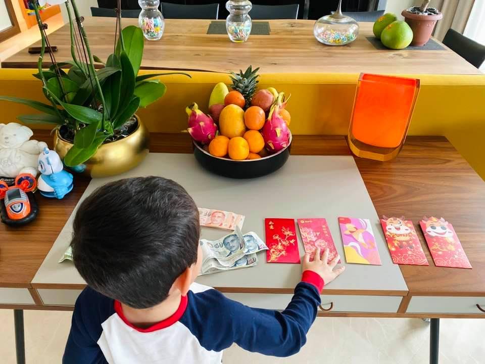 Hành động đáng nể của con trai Thu Minh khi nhận xấp tiền lì xì dày cộp-2