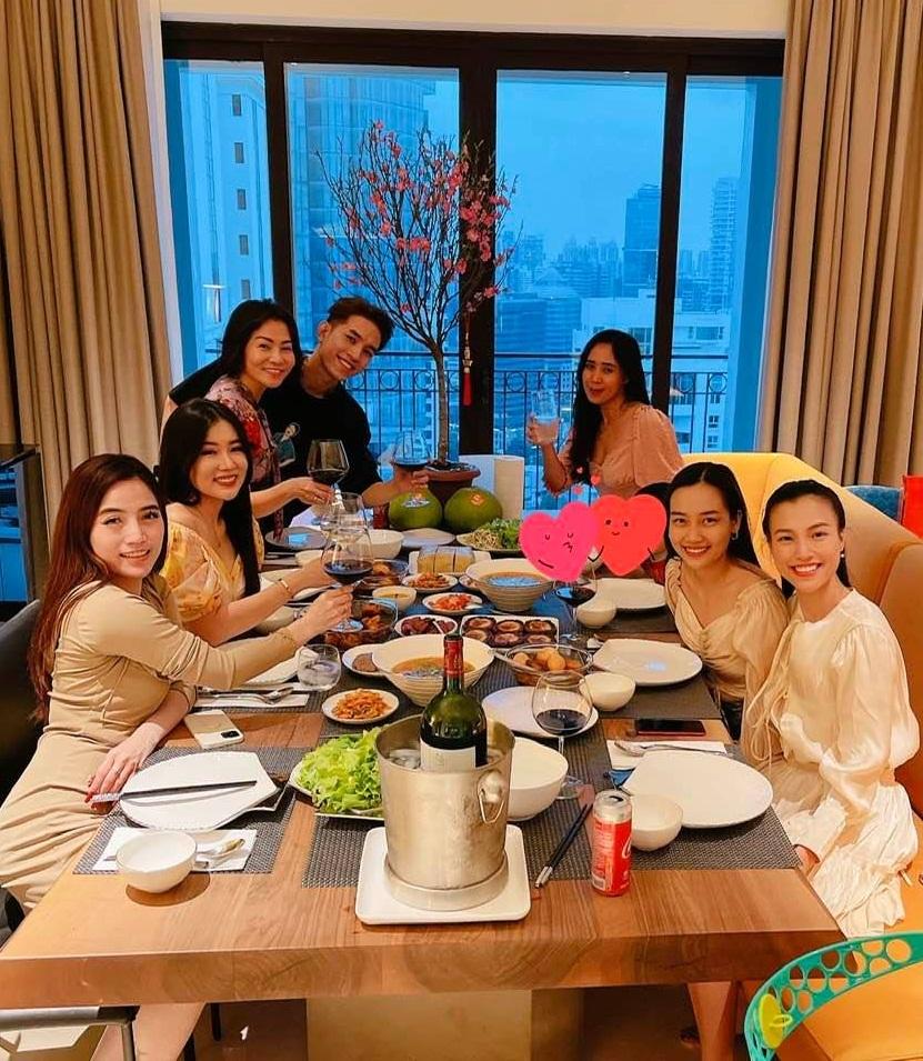 Hành động đáng nể của con trai Thu Minh khi nhận xấp tiền lì xì dày cộp-1