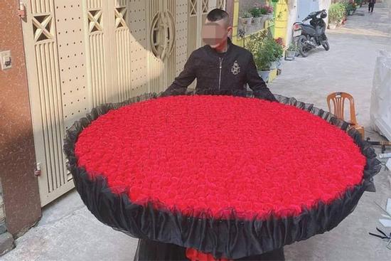 Choáng ngợp trước món quà Valentine bằng 999 bông hồng của chàng trai Nghệ An