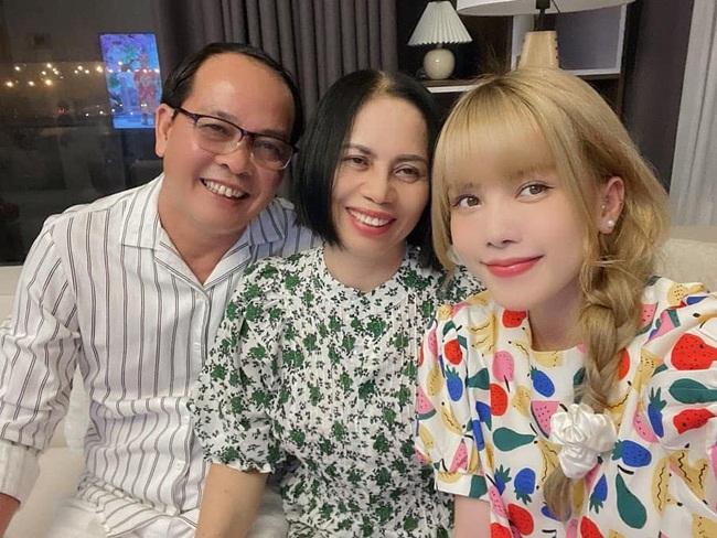 Valentine, Thiều Bảo Trâm xinh đẹp bên gia đình nhưng gương mặt vẫn buồn-6