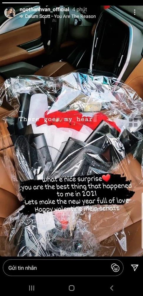 Ngô Thanh Vân khoe hoa Valentine kèm lời nhắn, một chi tiết là đủ hiểu người ấy là ai-1