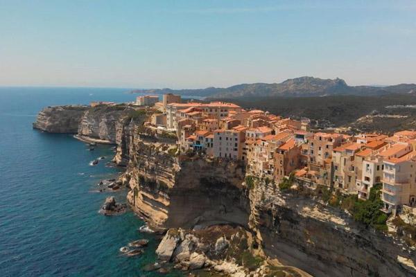 Mặc COVID-19, dân Hà Lan sổ lồng, ồ ạt vui chơi trên kênh đào đóng băng-4