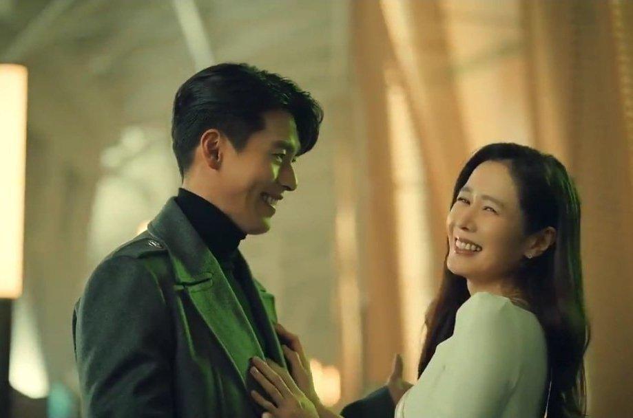 Hyun Bin và Son Ye Jin tình tứ xuất hiện trong một quảng cáo chung. Hình ảnh sánh đôi của họ sau xác nhận hẹn hò đã thu hút nhiều sự chú ý.