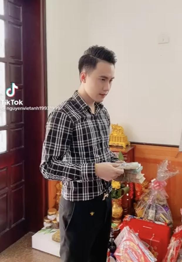 Clip: Thanh niên từng học dốt nhất nhà lì xì cả xấp tiền đô khiến người nhận cũng áp lực, dân mạng ào ào xin vía-2