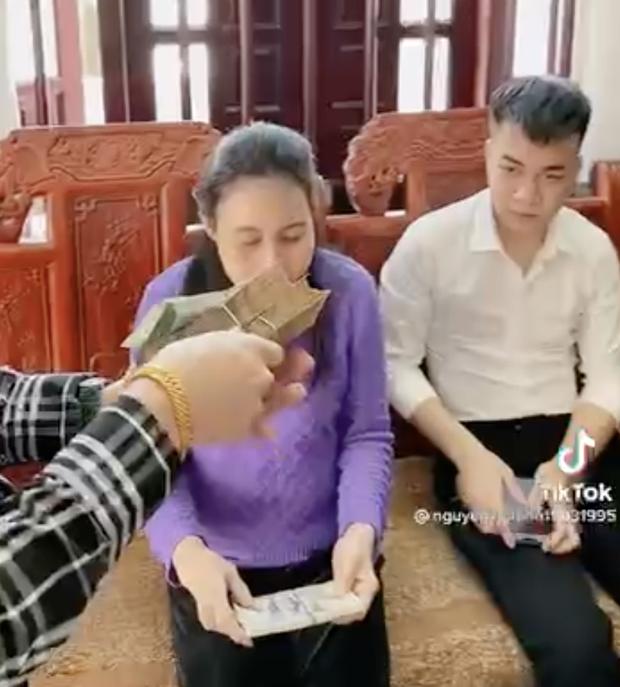 Clip: Thanh niên từng học dốt nhất nhà lì xì cả xấp tiền đô khiến người nhận cũng áp lực, dân mạng ào ào xin vía-4