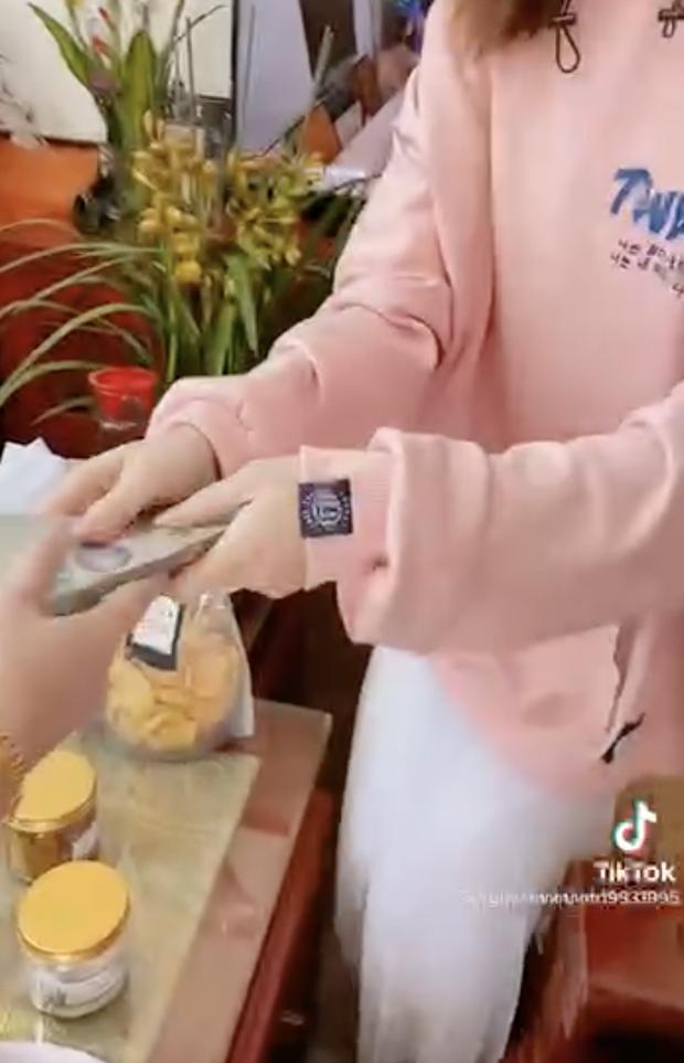 Clip: Thanh niên từng học dốt nhất nhà lì xì cả xấp tiền đô khiến người nhận cũng áp lực, dân mạng ào ào xin vía-6