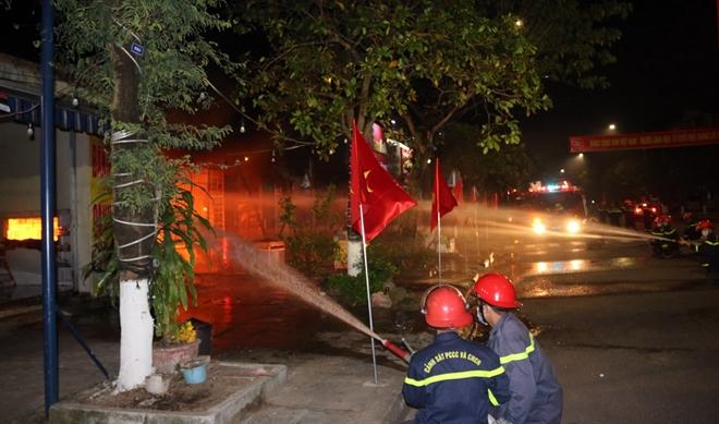 Giải cứu 6 người trong đám cháy rạng sáng mùng 4 Tết-1