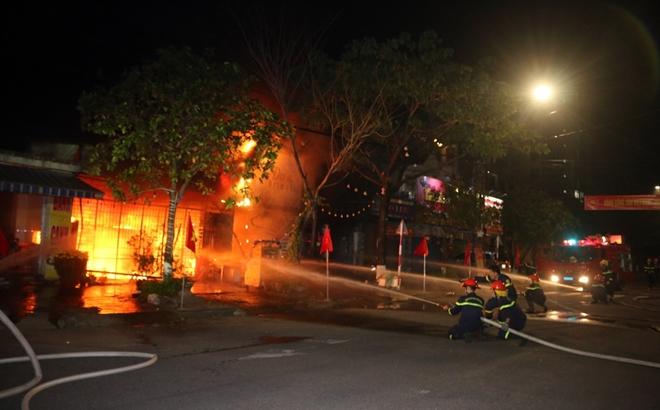Giải cứu 6 người trong đám cháy rạng sáng mùng 4 Tết-2