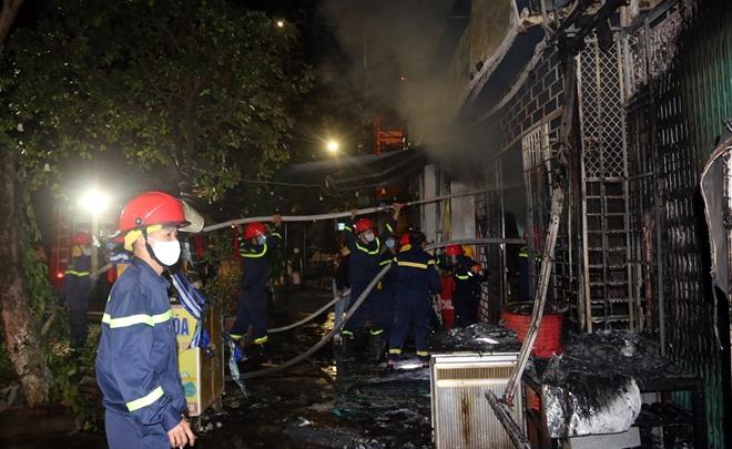 Giải cứu 6 người trong đám cháy rạng sáng mùng 4 Tết-3