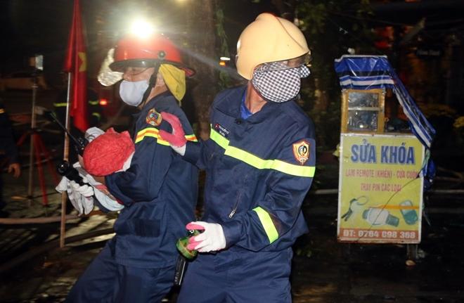 Giải cứu 6 người trong đám cháy rạng sáng mùng 4 Tết-4