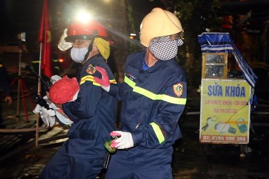 Giải cứu 6 người trong đám cháy rạng sáng mùng 4 Tết