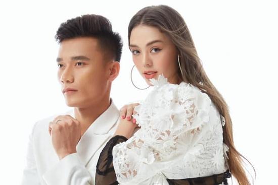 Ngày lễ tình nhân, thủ môn Bùi Tiến Dũng tung bộ ảnh chất lừ bên bạn gái người mẫu tây