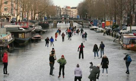 Mặc COVID-19, dân Hà Lan sổ lồng, ồ ạt vui chơi trên kênh đào đóng băng-3