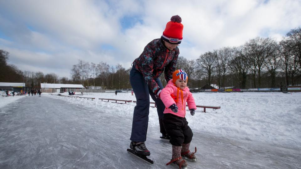 Mặc COVID-19, dân Hà Lan sổ lồng, ồ ạt vui chơi trên kênh đào đóng băng-2