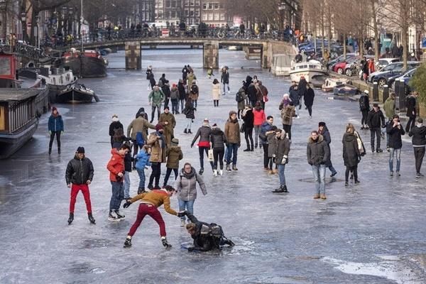 Khu làng quê bừng sáng ánh đèn đón Tết ở Trung Quốc-1