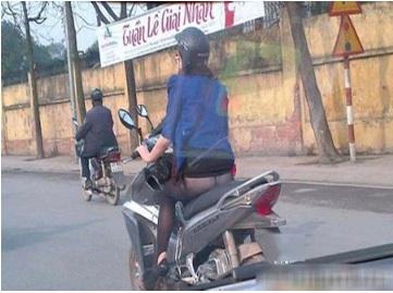 Dẫn theo bé trai đi rút tiền, người phụ nữ khiến dân tình nóng mắt với chiếc quần xuyên thấu-2