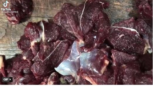 Mua thịt về ăn Tết mà miếng nào cũng co giật, chủ nhà hết hồn nhưng cư dân mạng lại khen nức nở-1