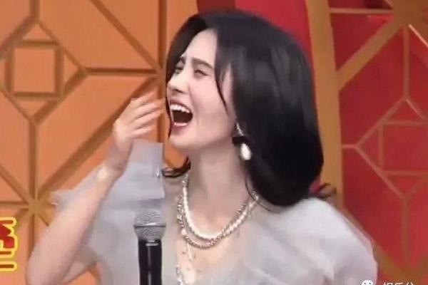 Bờ vai vuông góc, đẹp vạn người mê của Cúc Tịnh Y-10