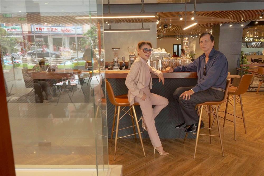 Ngoại hình bố mẹ Hồ Ngọc Hà từ quá khứ đến hiện tại-10