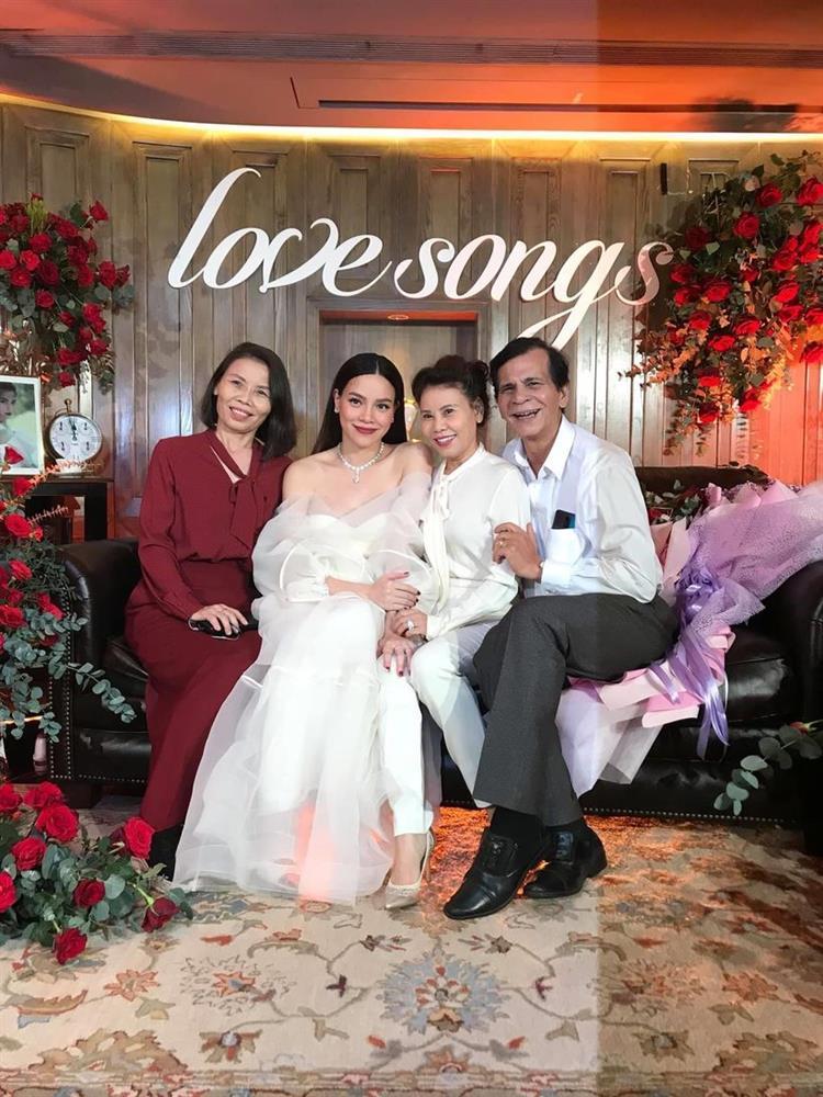 Ngoại hình bố mẹ Hồ Ngọc Hà từ quá khứ đến hiện tại-14