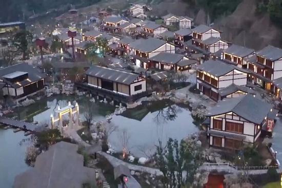 Khu làng quê bừng sáng ánh đèn đón Tết ở Trung Quốc