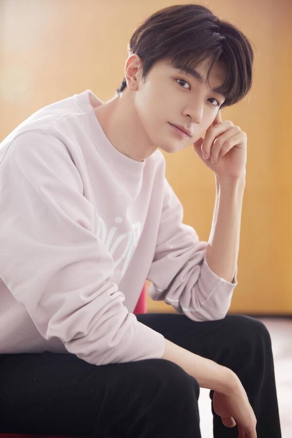 5 sao nam Trung Quốc đẹp trai nhưng được khuyên đừng đóng phim cổ trang-9