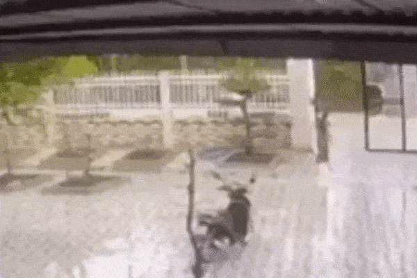 Clip: Đứng tim trước cảnh em bé đùa nghịch mở cửa xe khi ô tô đang chạy-2