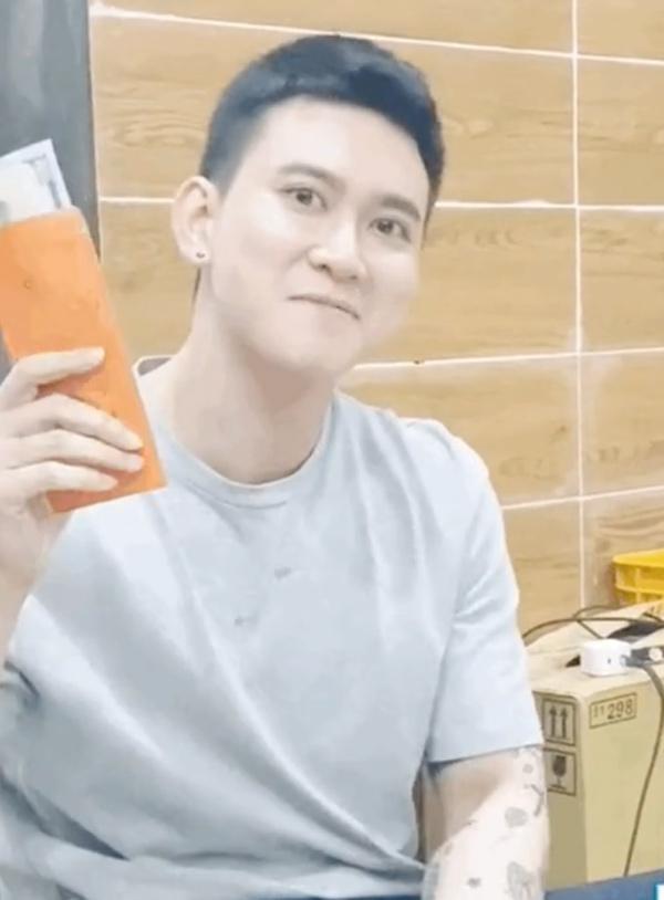 Động thái gây chú ý của nam MC nổi tiếng giới LGBT bị tình đồng giới tố bắt cá 2 tay-3