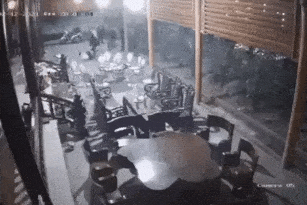 Clip: Chủ cửa hàng điện thoại bị cướp đâm kinh hãi-2