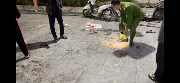 Clip: Mùng 1 đi chúc Tết, hàng chục côn đồ xông vào chém 2 người trọng thương-3