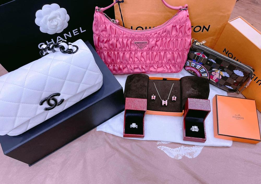 Bảo Thy - Linh Chi và loạt mỹ nhân khoe quà Valentine toàn đồ hiệu, căn hộ đắt đỏ-2