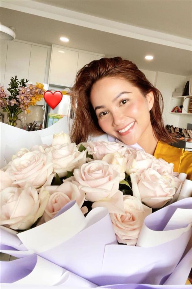 Bảo Thy - Linh Chi và loạt mỹ nhân khoe quà Valentine toàn đồ hiệu, căn hộ đắt đỏ-8