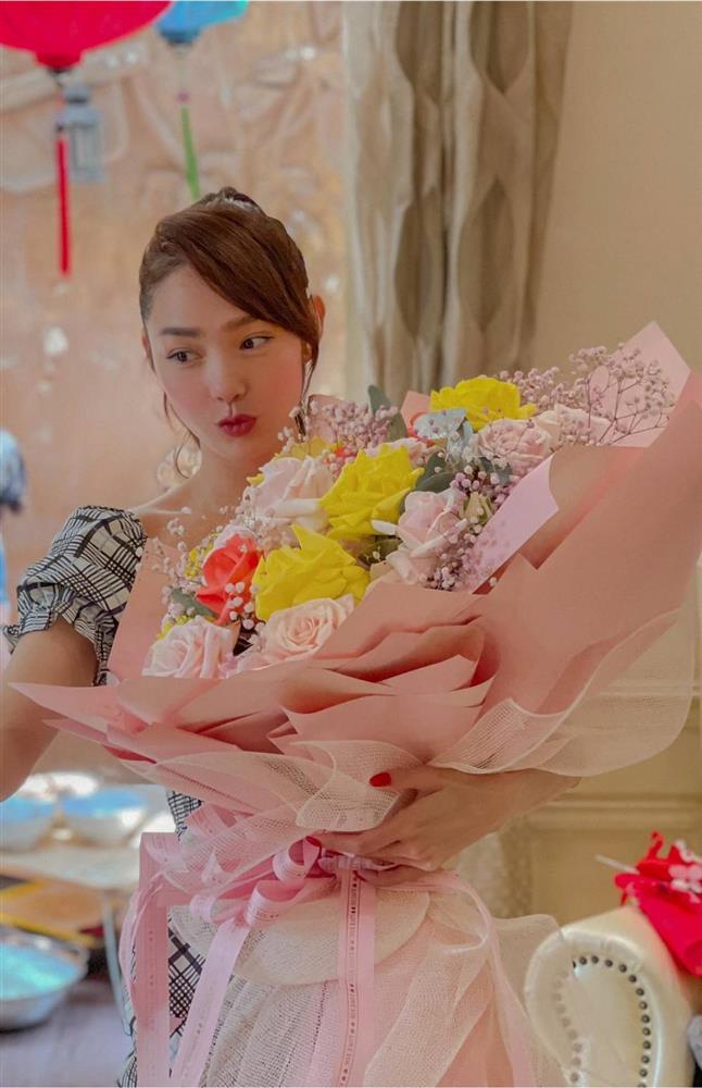 Bảo Thy - Linh Chi và loạt mỹ nhân khoe quà Valentine toàn đồ hiệu, căn hộ đắt đỏ-9