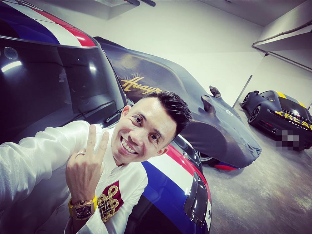 Bất ngờ ngoại hình phong độ người cha quyền lực của Minh Nhựa-1