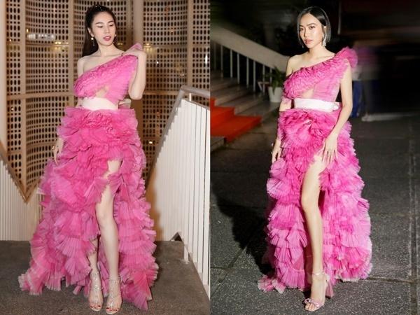 Đụng độ chiếc váy của NTK Trần Hùng, Thủy Tiên lẫn Diệu Nhi tỏ ra không hề thua kém nhau. Thiết kế đầm hồng nhún bèo đều được hai mỹ nhân Vbiz chinh phục dễ dàng và giúp họ khoe đôi chân dài thon thả.